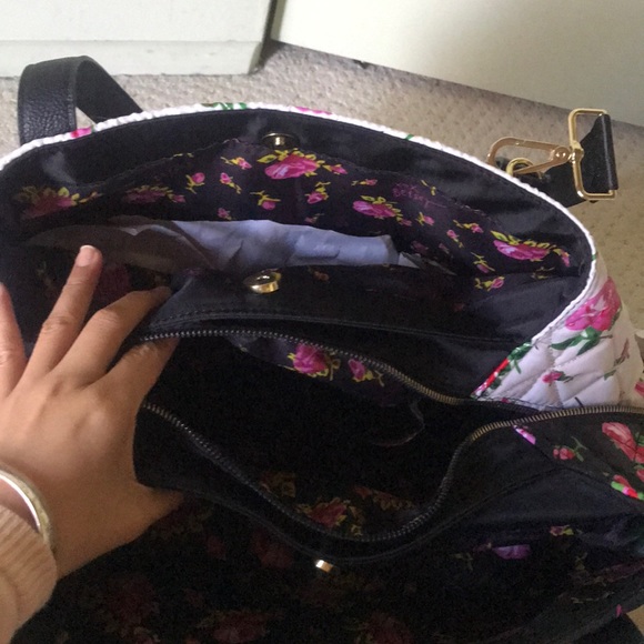 New Betsey Johnson roses quilted bag tote - Picture 4 of 5